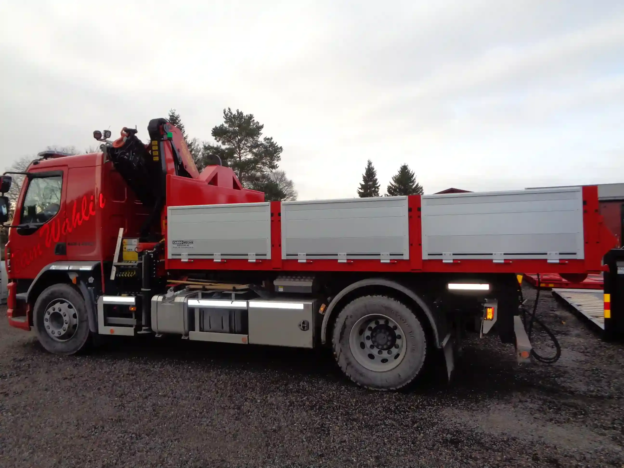 Bilar och traktor med flak 009